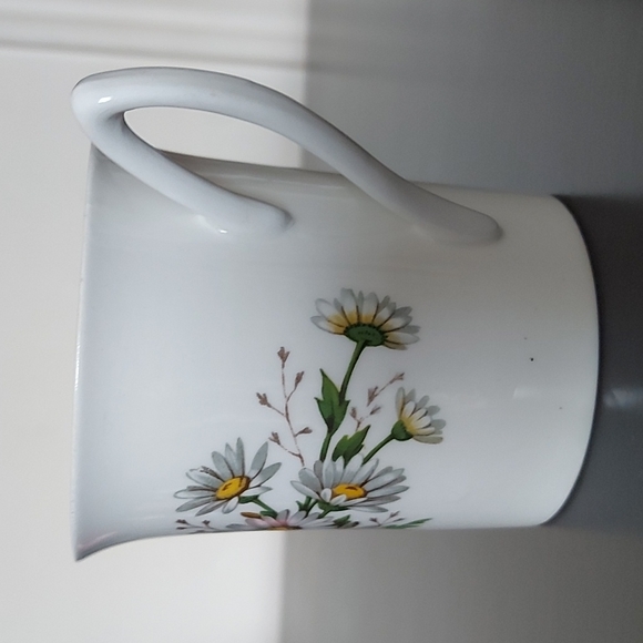 Vintage Rosina Bone China Mug in Daisy Print - Picture 2 of 7
